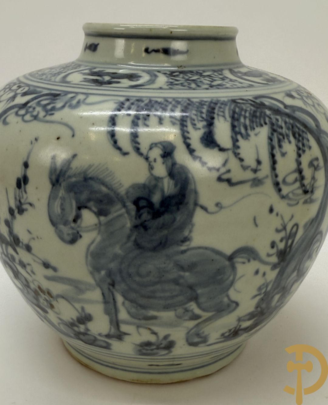 Porseleinen Chinese bolvormige vaas met geanimeerde taferelen + Chinees aardewerken vaasje