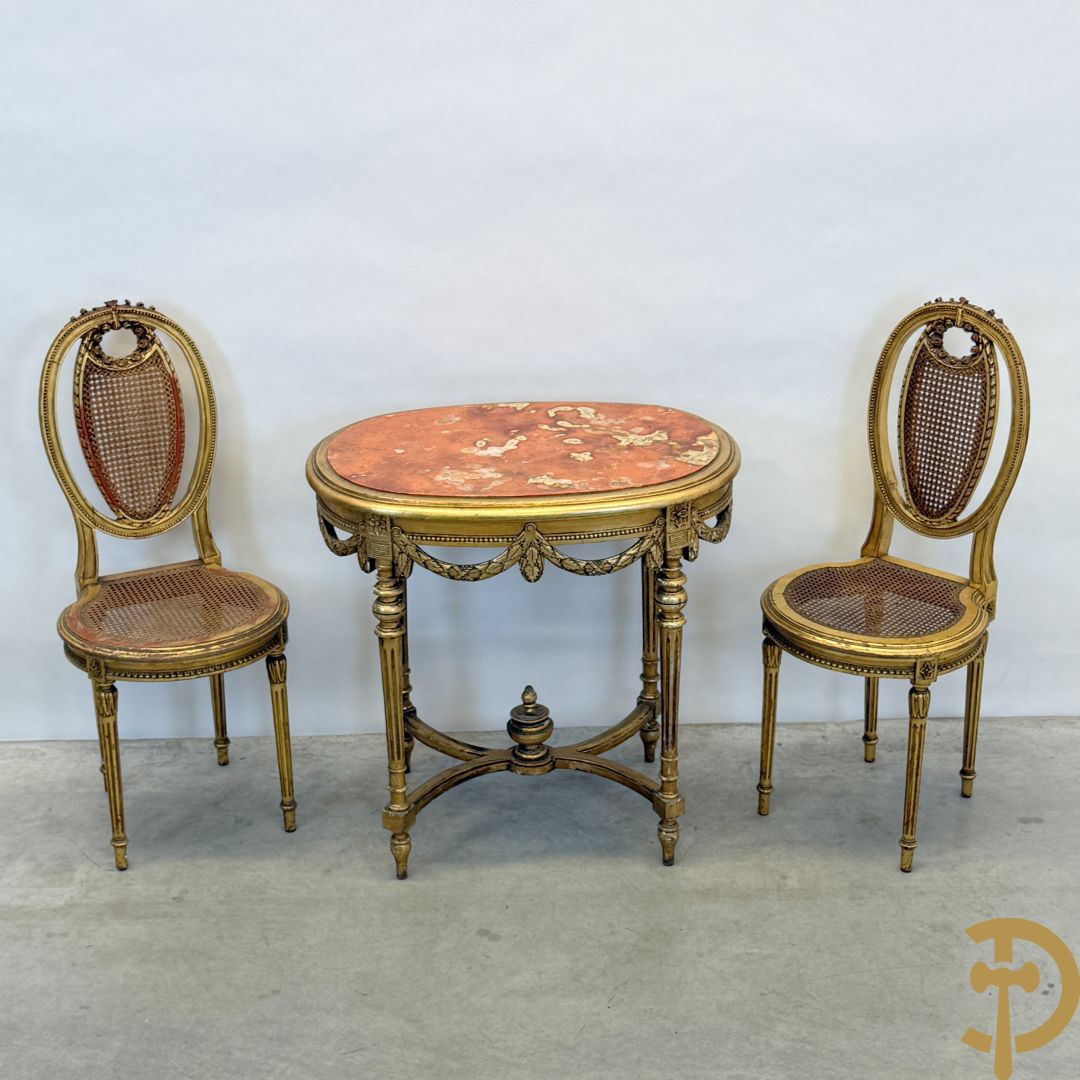 Ovale vergulde salontafel met Louis XVI motieven op gecanneleerde poten - met marmeren blad + 2 vergulde Louis XVI stoelen