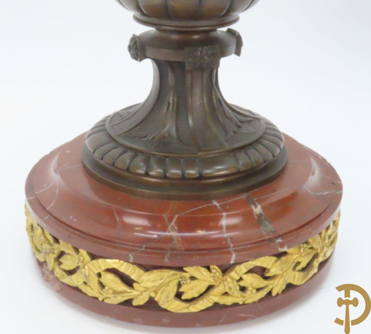 Paar bronzen cassolettes omgeven door dansende cupido