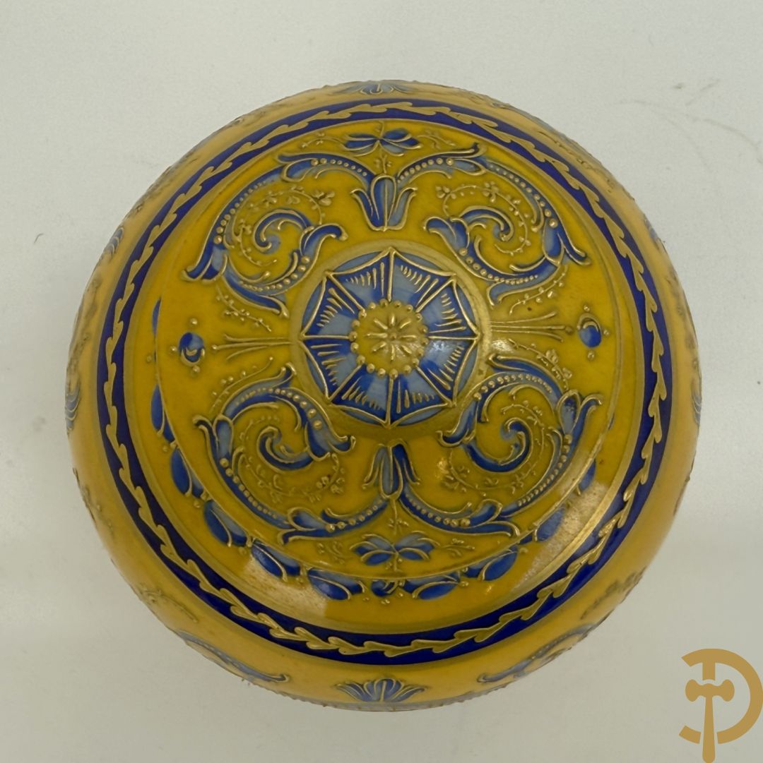 Porseleinen Empire dekselvaasje met blauw en verguld decor op gele fond, onderaan gemerkt M.Imp. le de Sèvres (Manufacture Imperial de Sèvres)