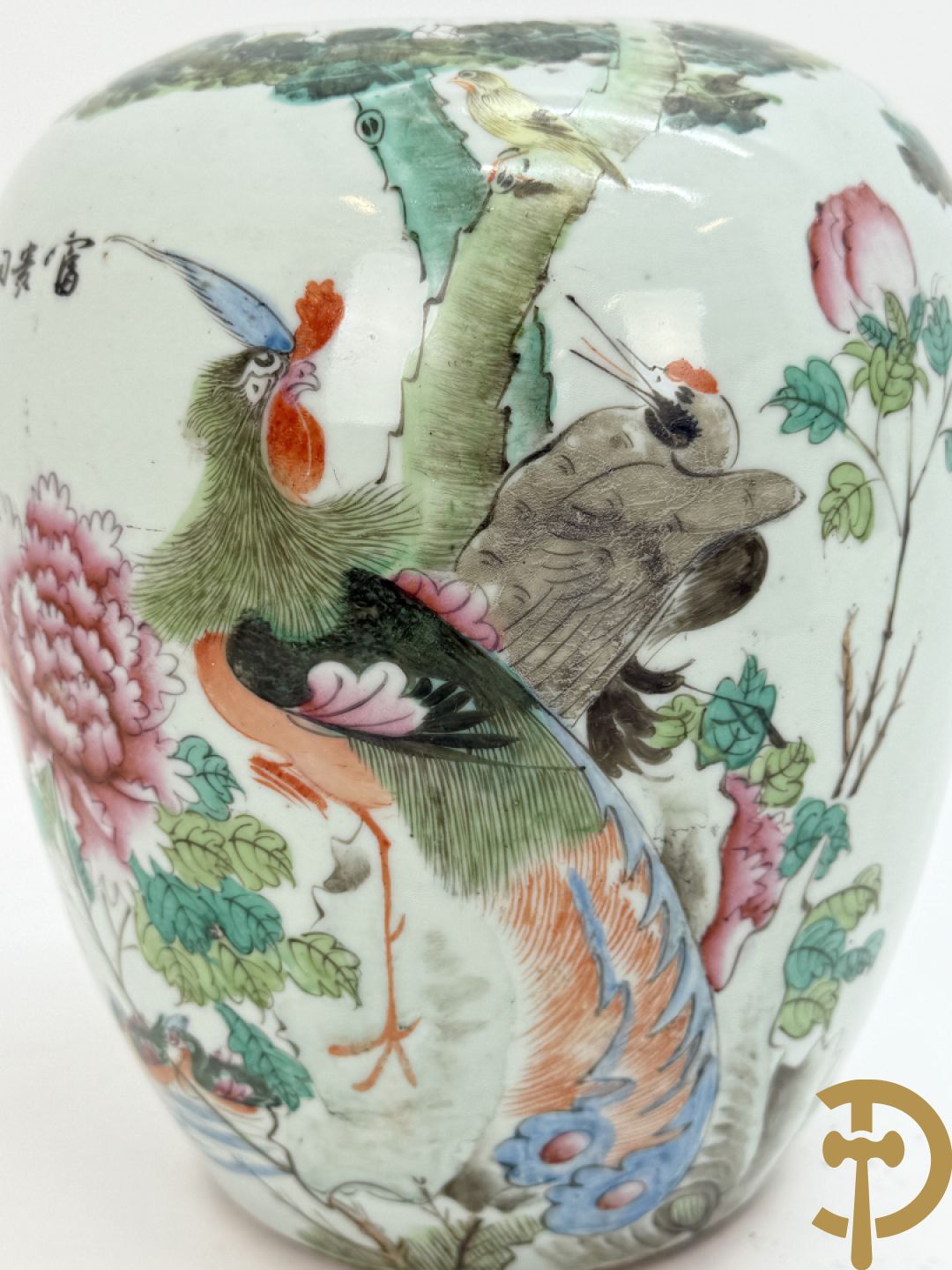 Drie Chinese porseleinen dekselpotiches met vogel- en bloemendecor