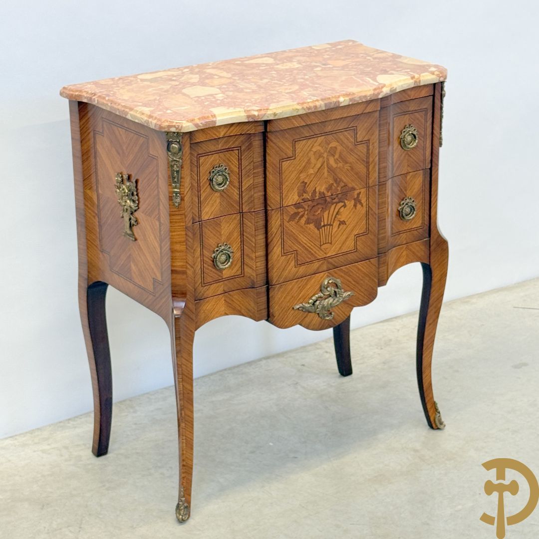 Notelaren tweeladencommode met marquetterie en bronsbeslag en marmeren blad