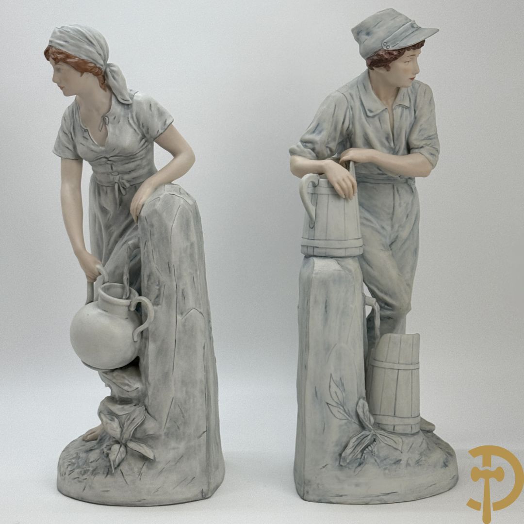 Paar Royal Dux beelden van koppel bij de waterbron, nummers 10563 en 10564