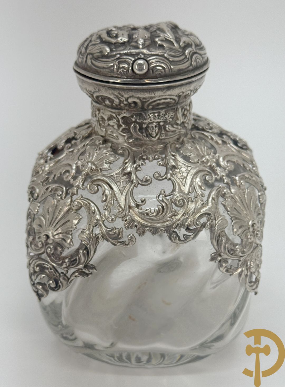 Kristallen flacon met verzilverd omhulsel en geanimeerd tafereel + kristallen coupe met verzilverde rand + kristallen coupe met vergulde louis XVI strikken en guirlandes