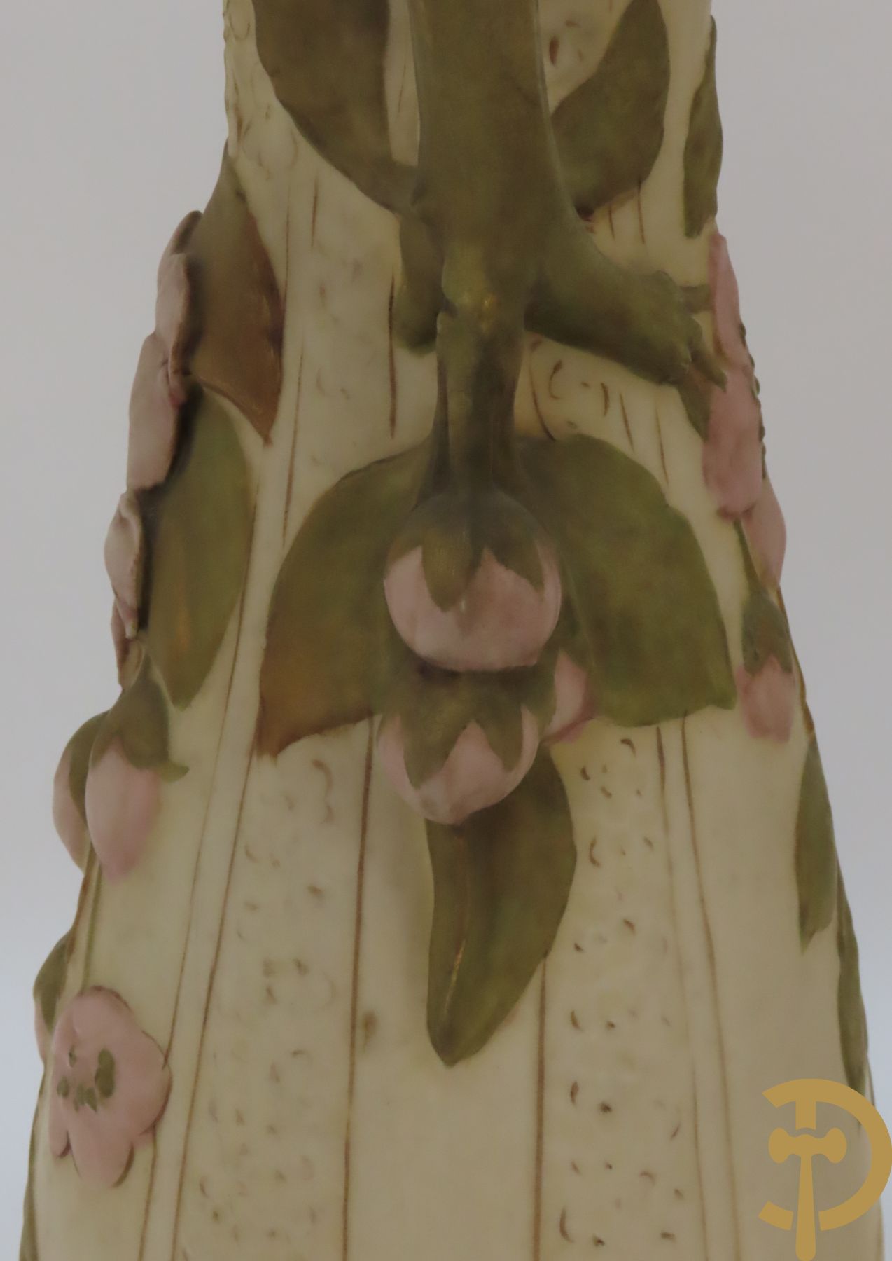 Paar Royal Dux vazen, Art Nouveau stijl, met bloemen bezet, Nummer 5505