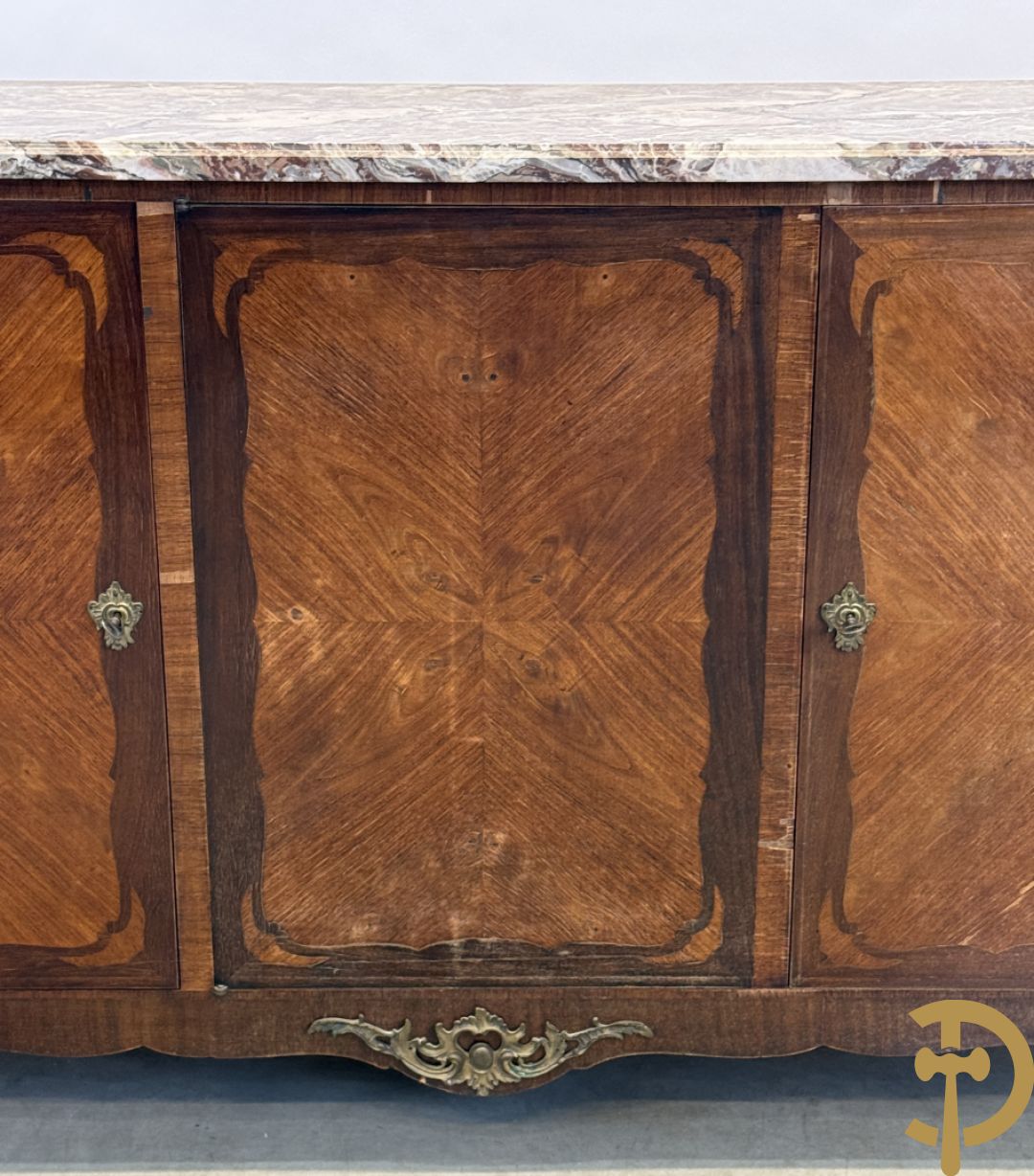 Notelaren driedeursdressoir met marmeren blad  bronzen sabots op de poten