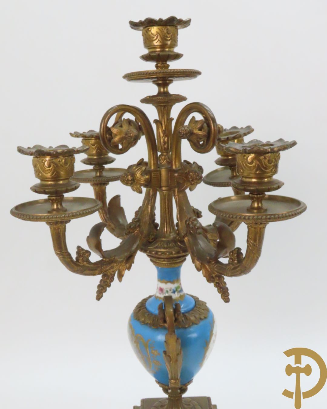 Driedelige bronzen garnituur bezet met Sèvres porselein bestaande uit pendule geflankeerd door paar cupido