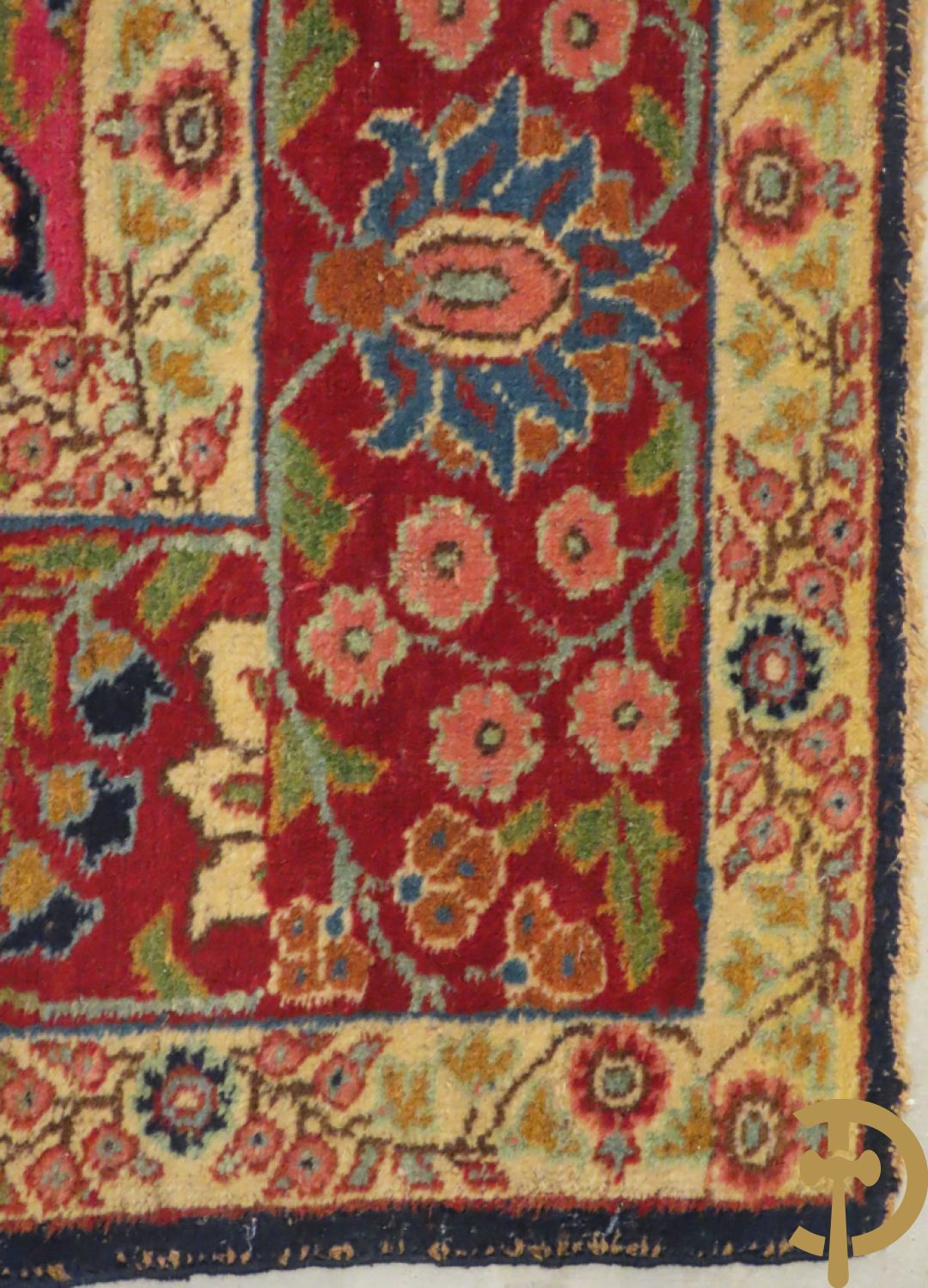 Antiek Oosters handgeknoopt tapijt Tabriz met amfoor en bloementafereel