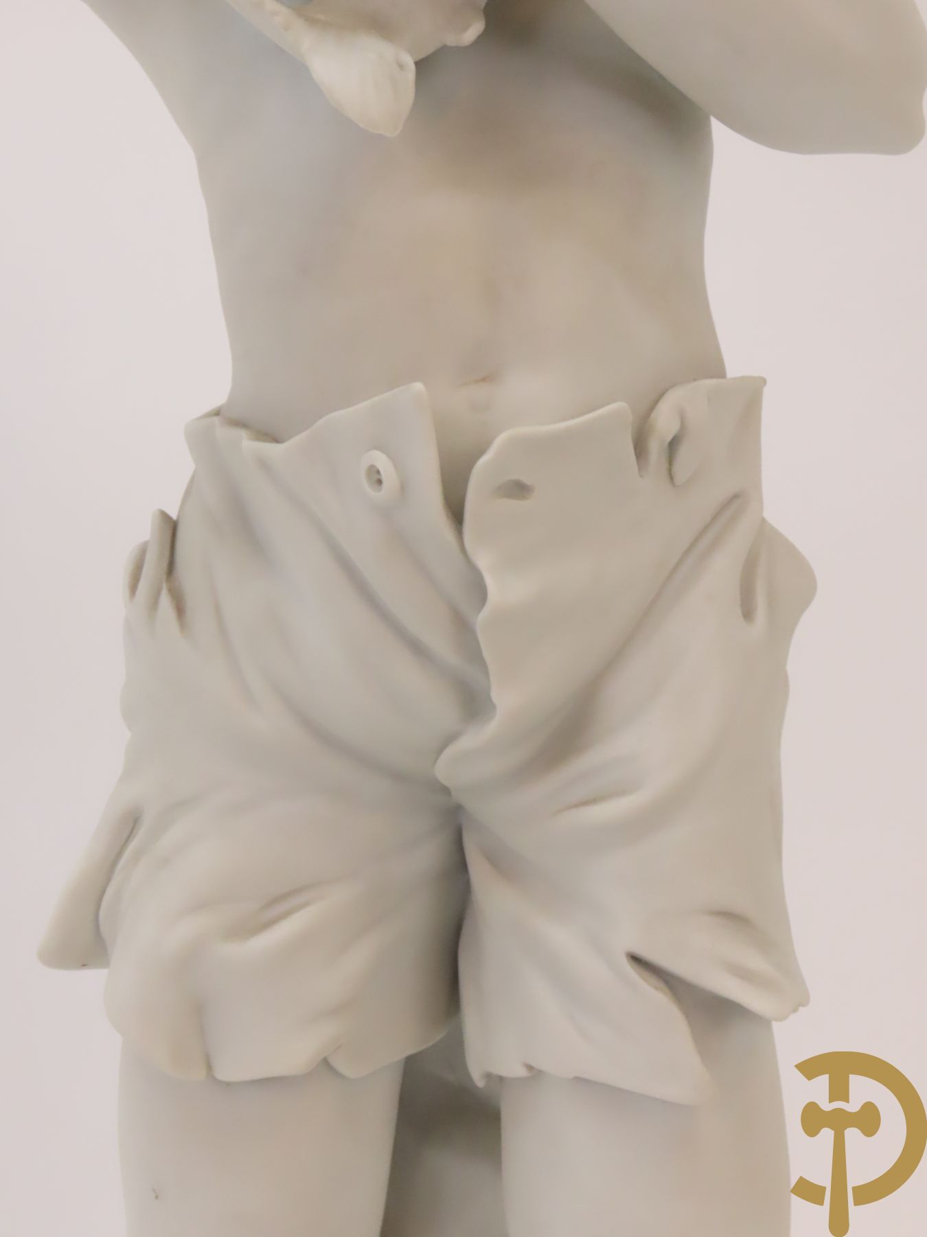 Drie beelden in Capo di Monte porselein : dame met lang haar, jongeman met vis en koppel op bank