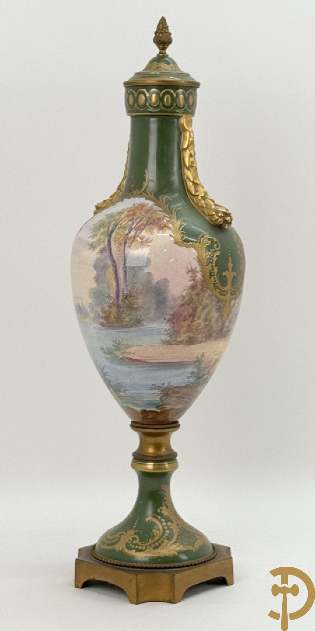 Porseleinen driedelige Sèvres cassolettes met decor van muciserende en dansende personages op groene fond, Aly getekend, gemerkt Sèvres