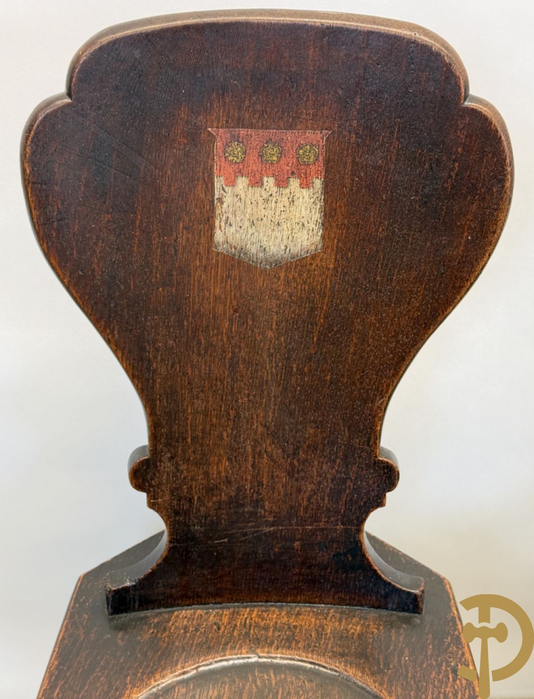 Zes landelijke eiken stoelen met beschilderde wapenschilden op de rug