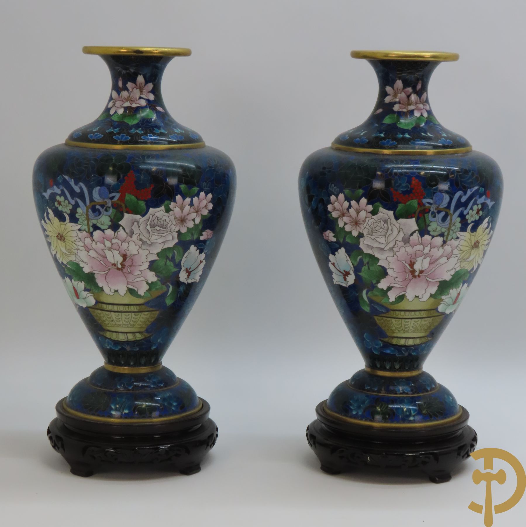 Paar blauwe cloisoné vazen met bloemendecor op sokkel