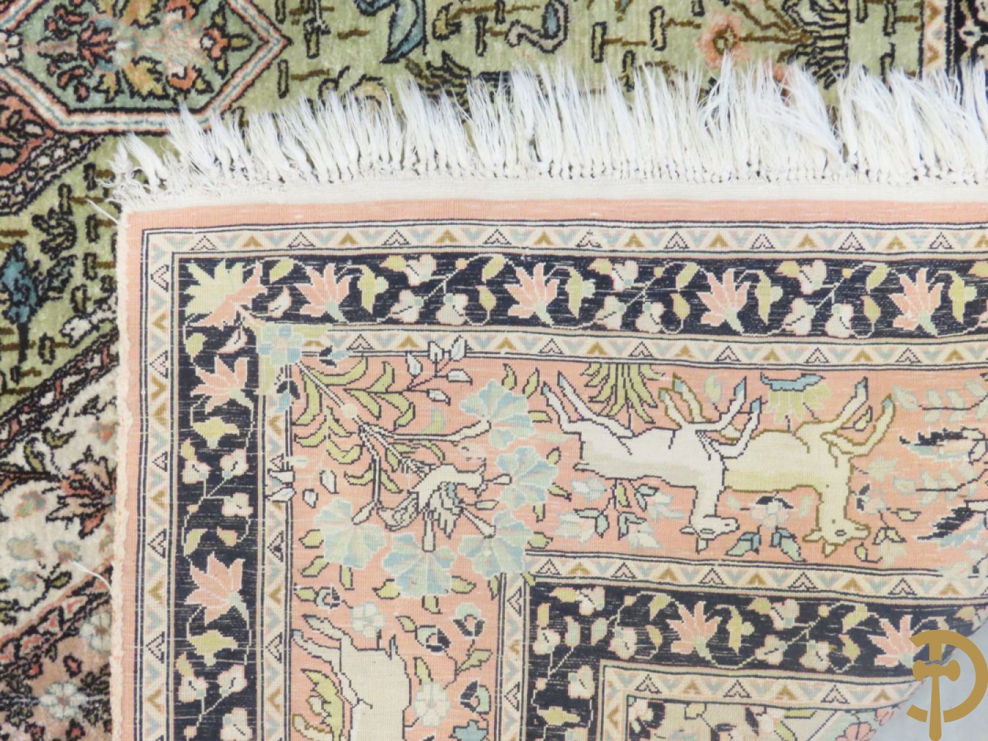 Oosters handgeknoopt zijden tapijt met bloemen- dierenmotieven