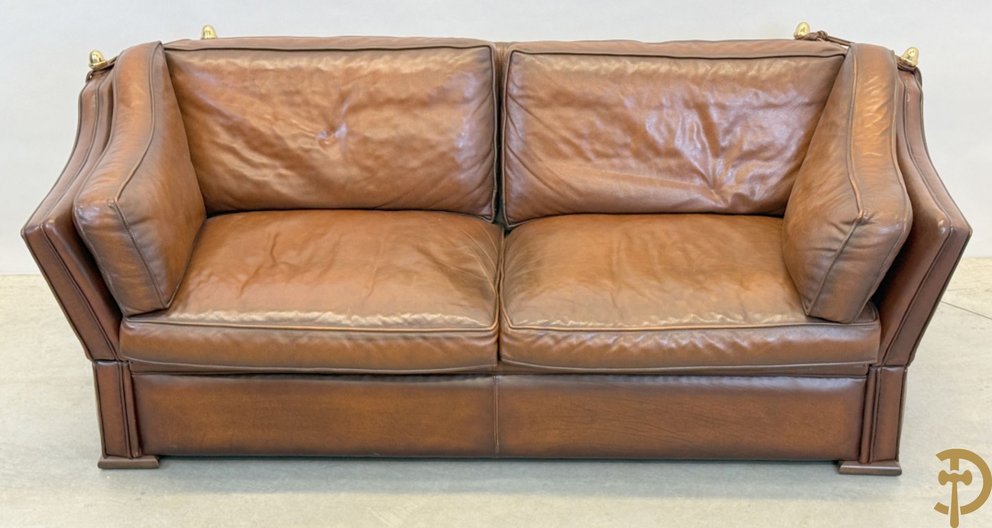 Bruin lederen canapé met kantelbare zijkanten en koperen denappels