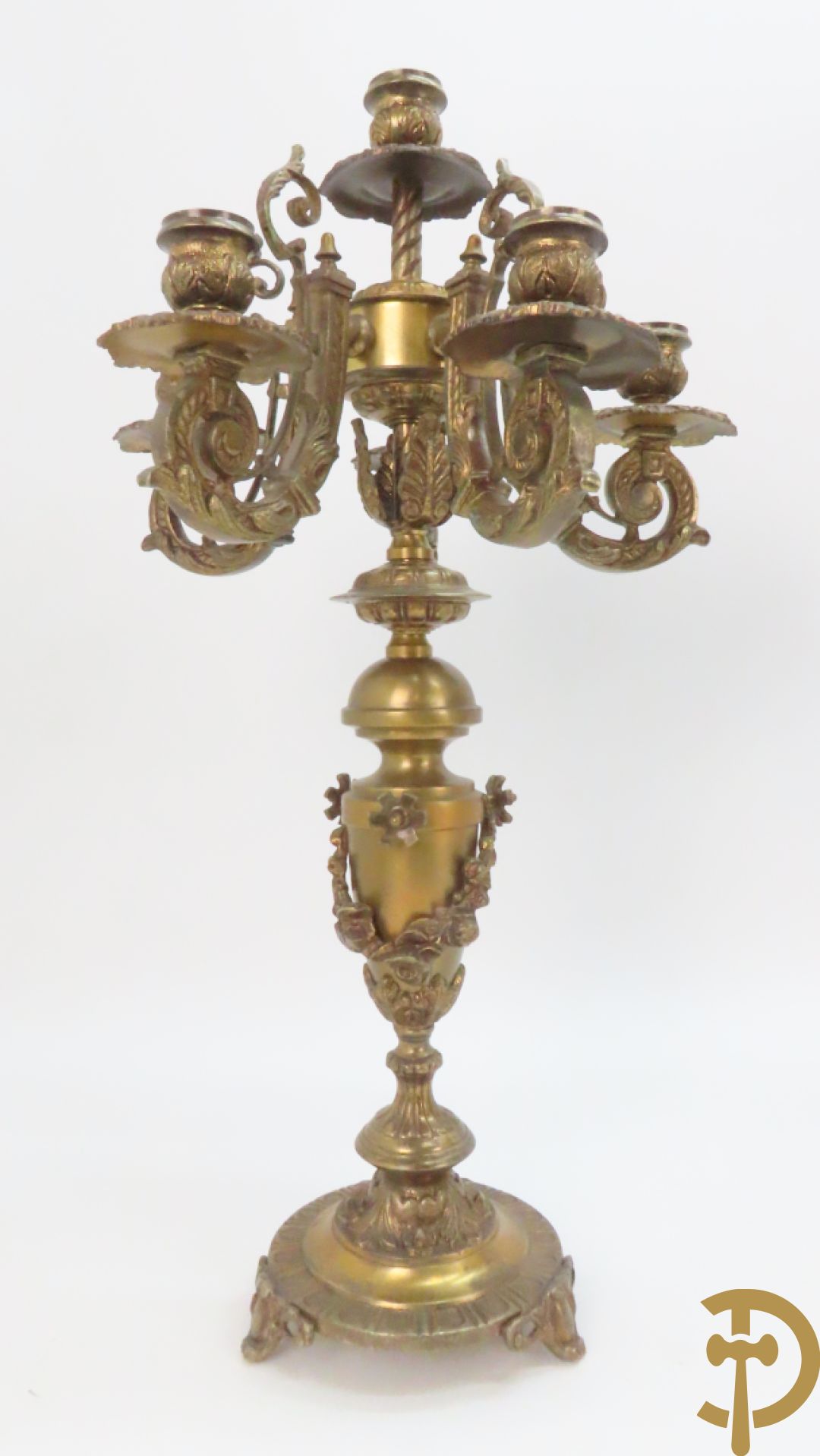 Driedelige bronzen garnituur bestaande uit pendule met 2 dames bovenaan, geflankeerd door paar zesarmige kandelaars