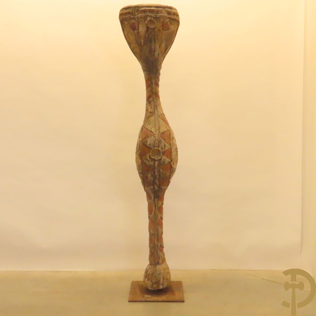 Afrikaans gekleurd decoratief sierelement als totempaal op ijzeren sokkel