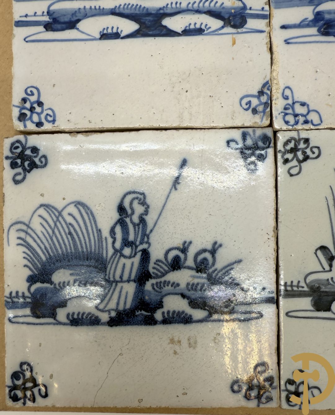 Negen Delftse tegeltjes met geanimeerd decor (6 stuks) en landschappen (3 stuks)