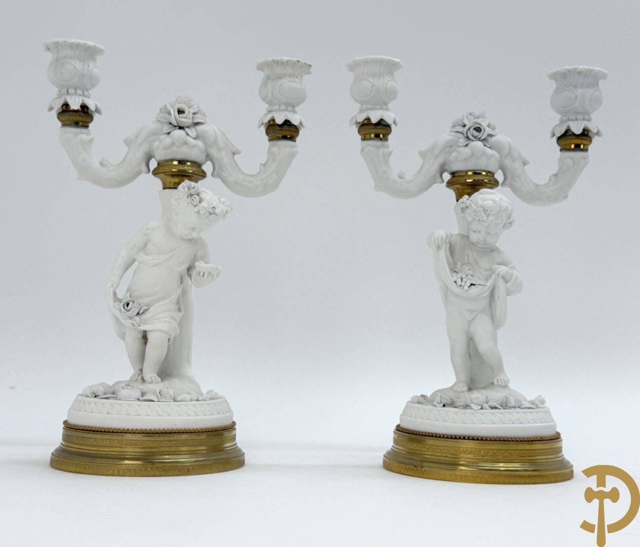 Paar biscuit kandelaars met cupido