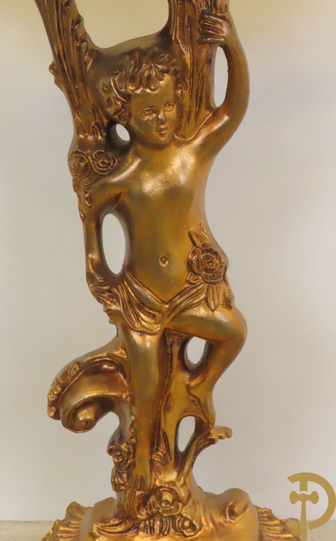 Vergulde halve maanvormige console gedragen door cupido op klauwepoten