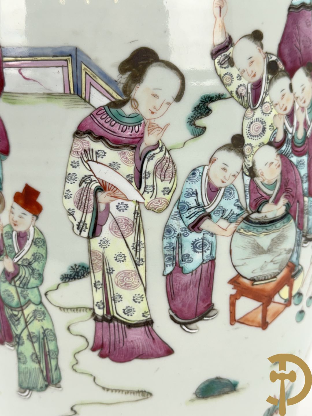 Chinese porseleinen vaas met dubbel decor van dieren, personages, dames en kinderen