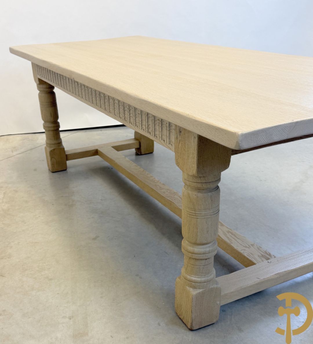 Eiken geceruseerde lange tafel met zijdelingse cannelures op ballusterpoten