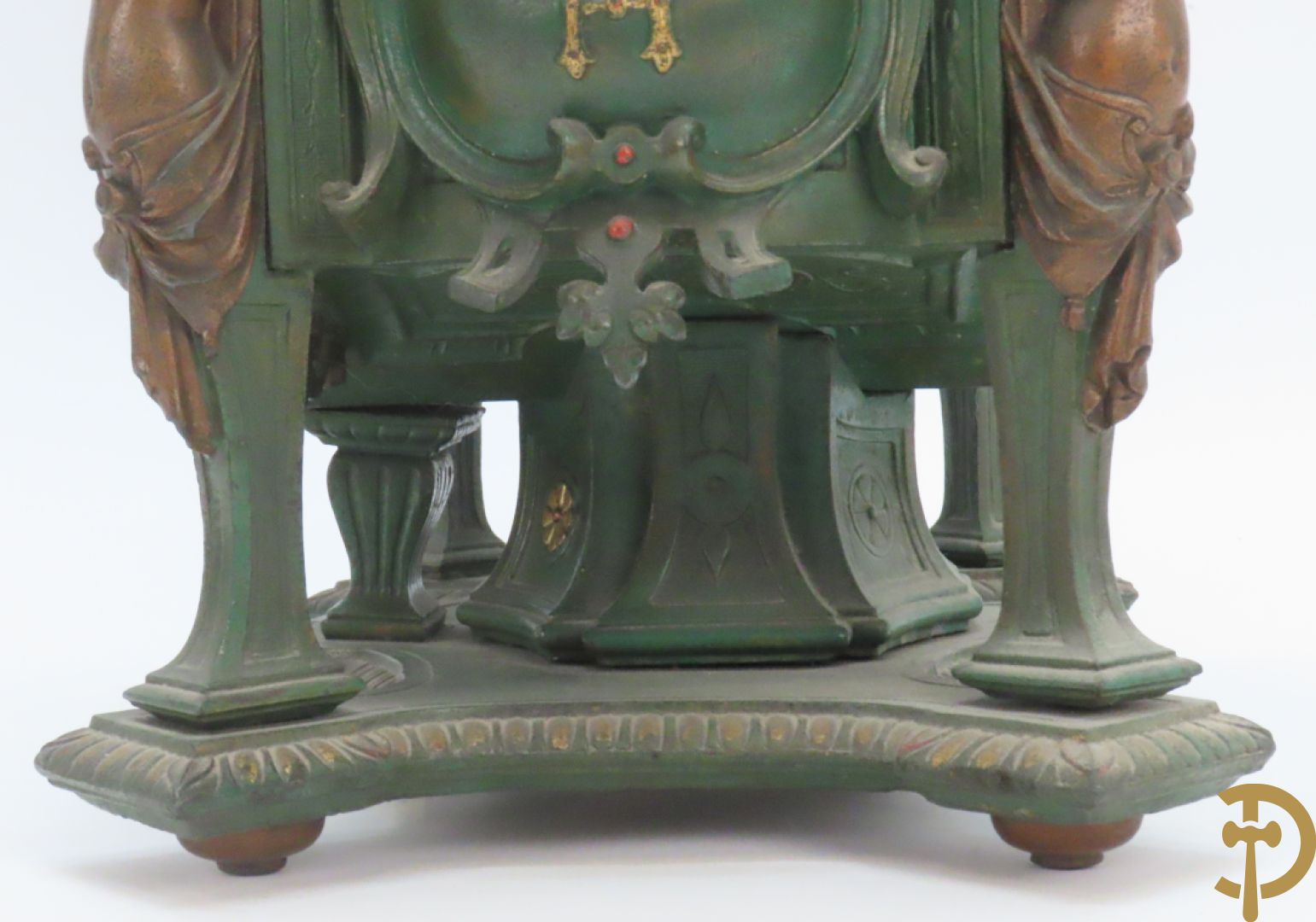 Driedelige kunstbronzen garnituur bestaande uit pendule met paar schakende edelheren, bezet met kariatiden - geflankeerd door paar driearmige kandelaars gehouden door 2 edelheren