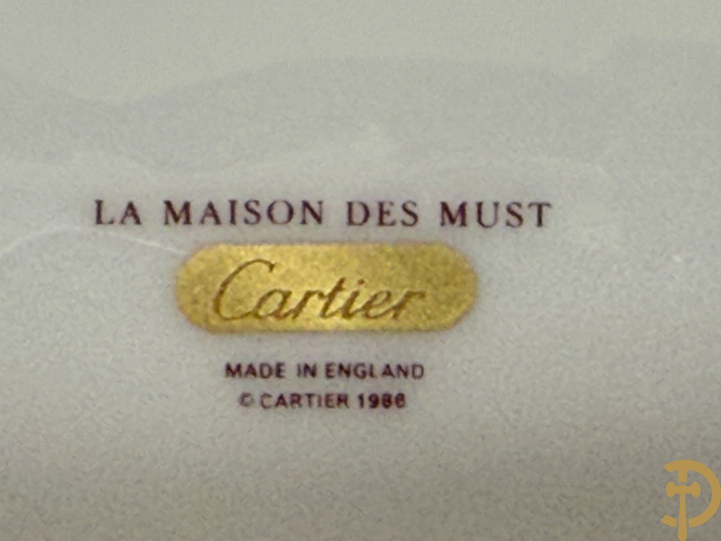 Porseleinen servies Cartier met vergulde rand bestaande uit 4 grote borden, 8 dessert bordjes, 8 koffie kopjes en schoteltjes en 8 kleine bordjes, La Maison Des Must