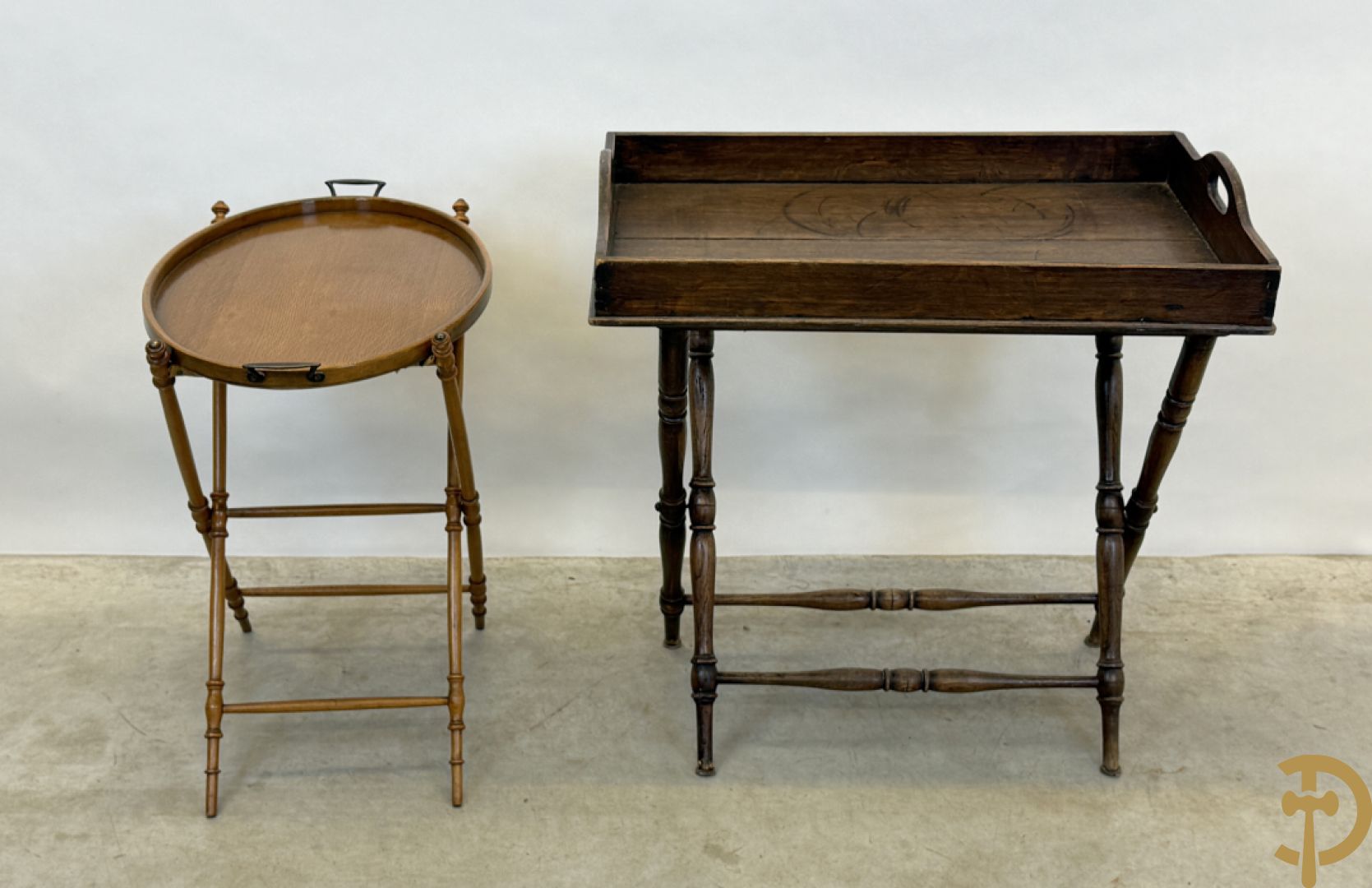 Engelse butlertray met rechthoekige plateau en Engelse butlertray met ovale plateau