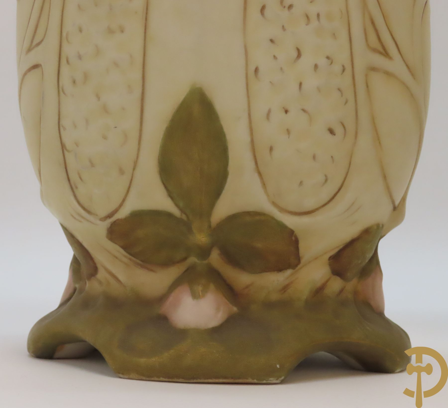 Paar Royal Dux vazen, Art Nouveau stijl, met bloemen bezet, Nummer 5505