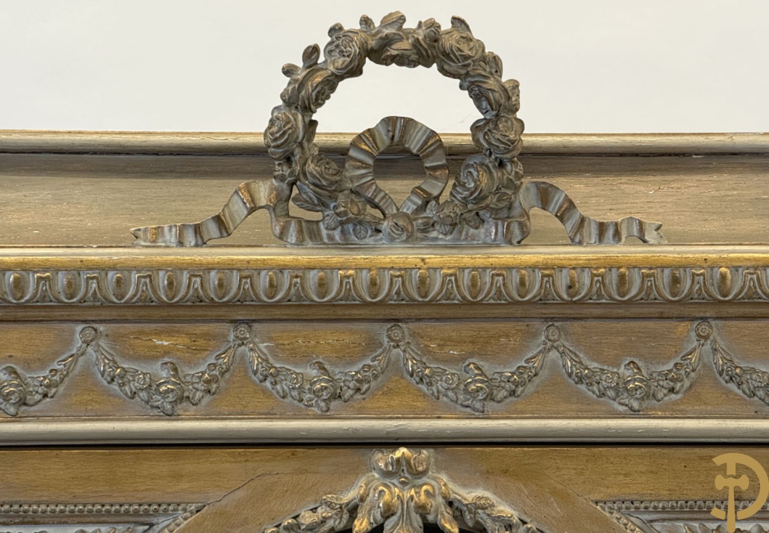 Vergulde ééndeursvitrine met geslepen ruiten, guirlandes en rocailles, bovenaan bekroond met bloemenkrans, Louis XVI stijl