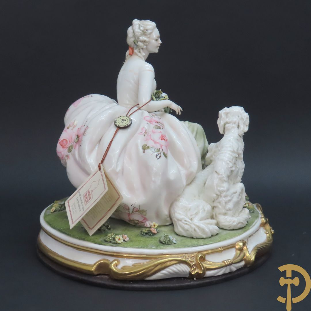 Italiaans porseleinen sierbeeld van zittende dame met 2 windhonden, L. Cazzola getekend en Capo di Monte gemerkt achteraan