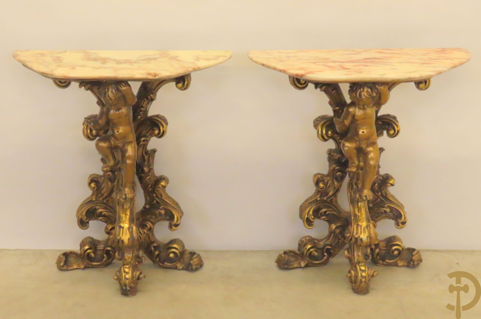 Twee vergulde consooltjes met cupido
