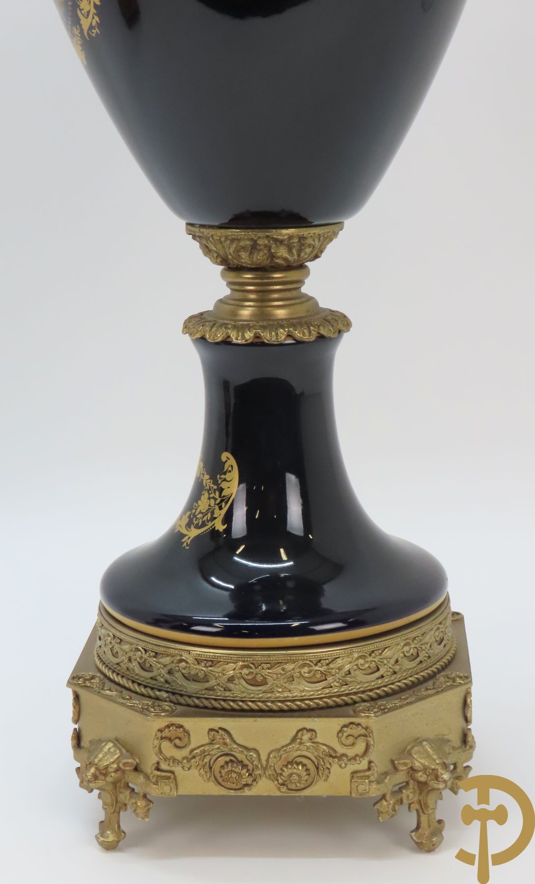 Paar Sèvres stijlvazen met geanimeerd romantisch decor, zijdelings bezet met bronzen medusahoofden, Rouly getekend