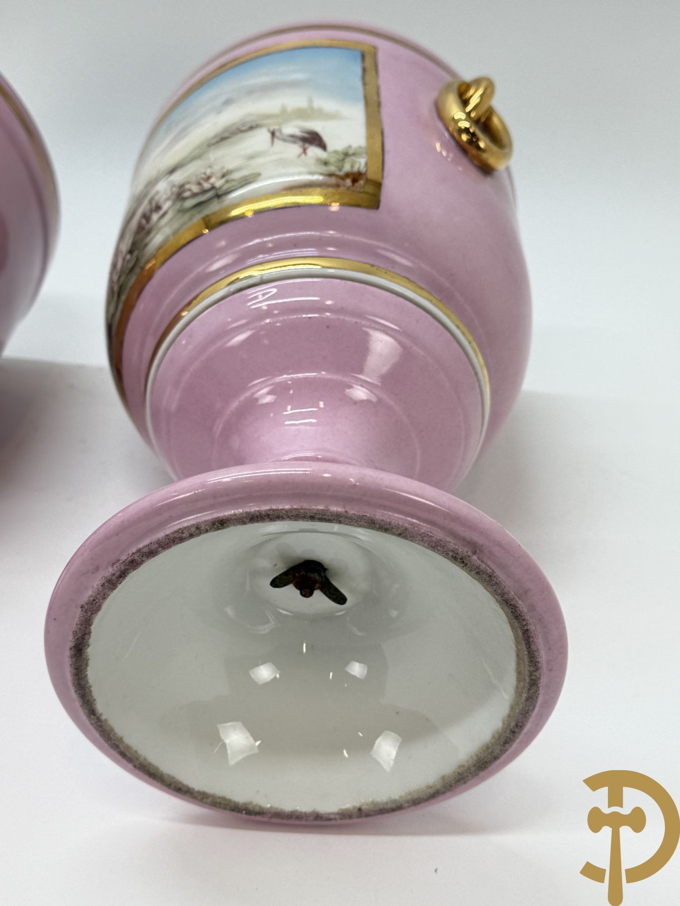 Paar roze gekleurde porseleinen coupes met idyllisch landschap in decalcomanie decor met vergulde rand