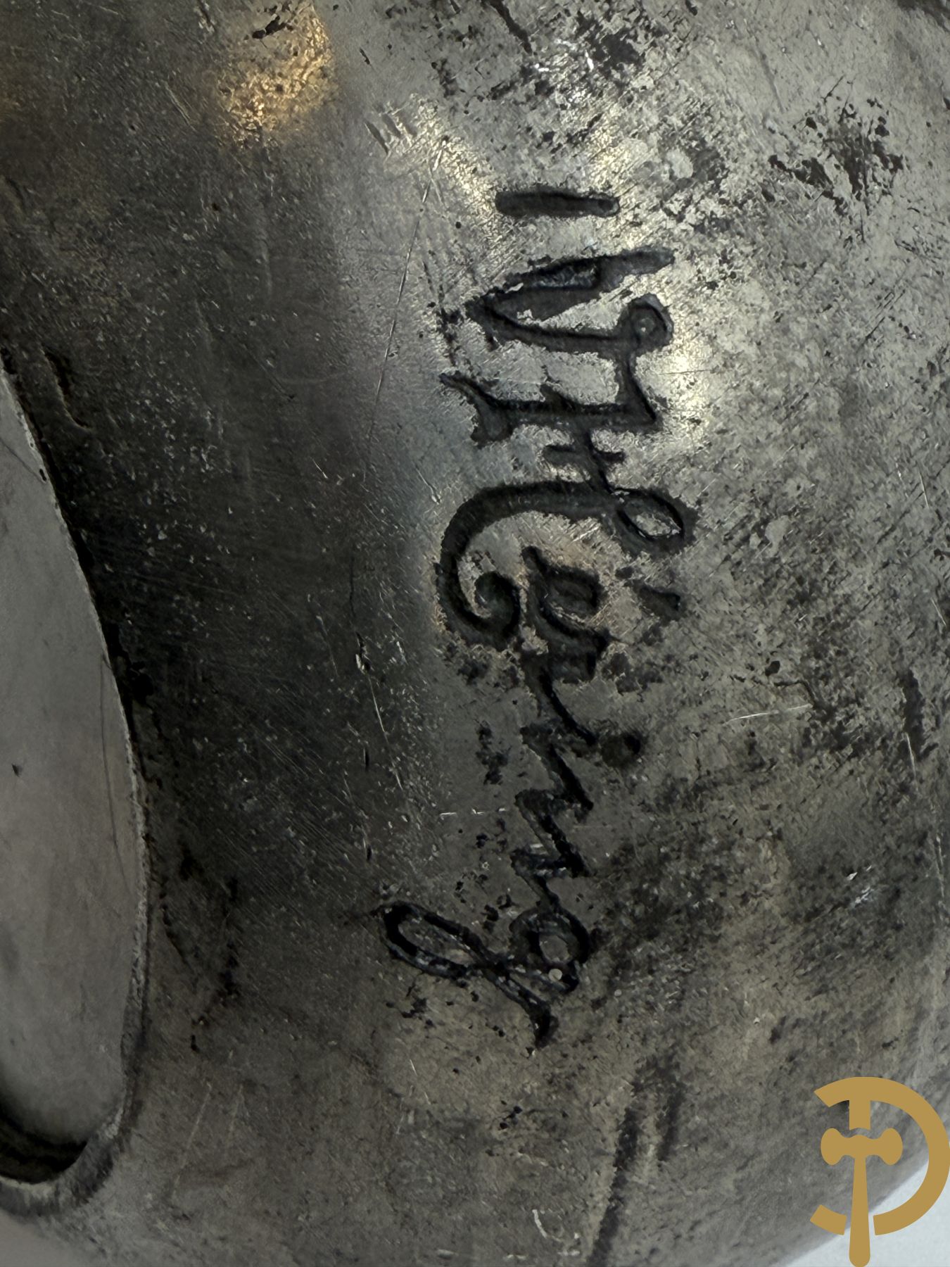 Verzilverde vaas met vogeldecor, Kayser gemerkt + 3 tinnen Art Deco vaasjes w.o. 1 gemerkt Hering + tinnen Art Deco inktstel