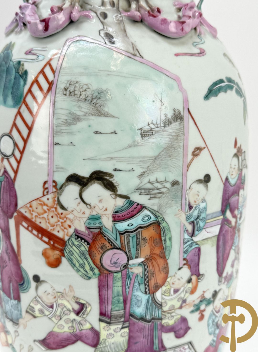 Chinese porseleinen vaas met dubbel decor van dieren, personages, dames en kinderen