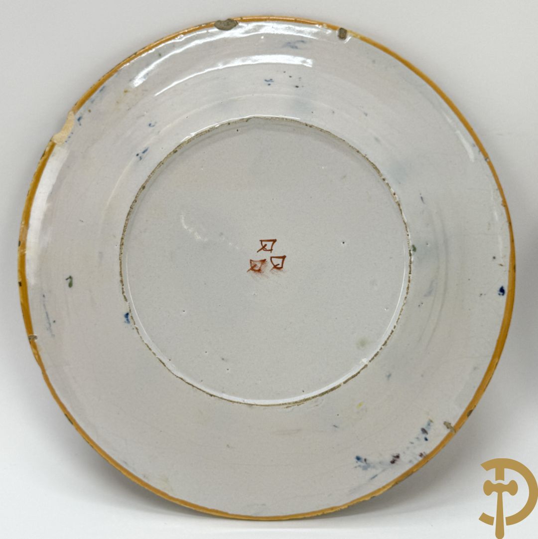 Paar Delftse meerkleurige pauwenstaartbordjes, achteraan gemerkt