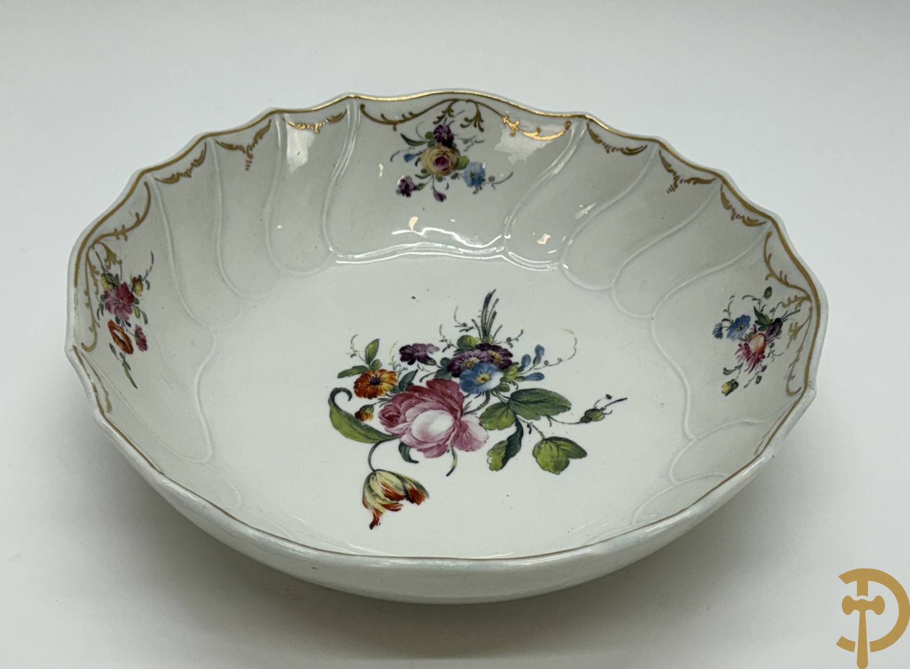Porseleinen groentenschotel met handbeschilderd bloemendecor, Doorniks, onderaan gemerkt, 19e