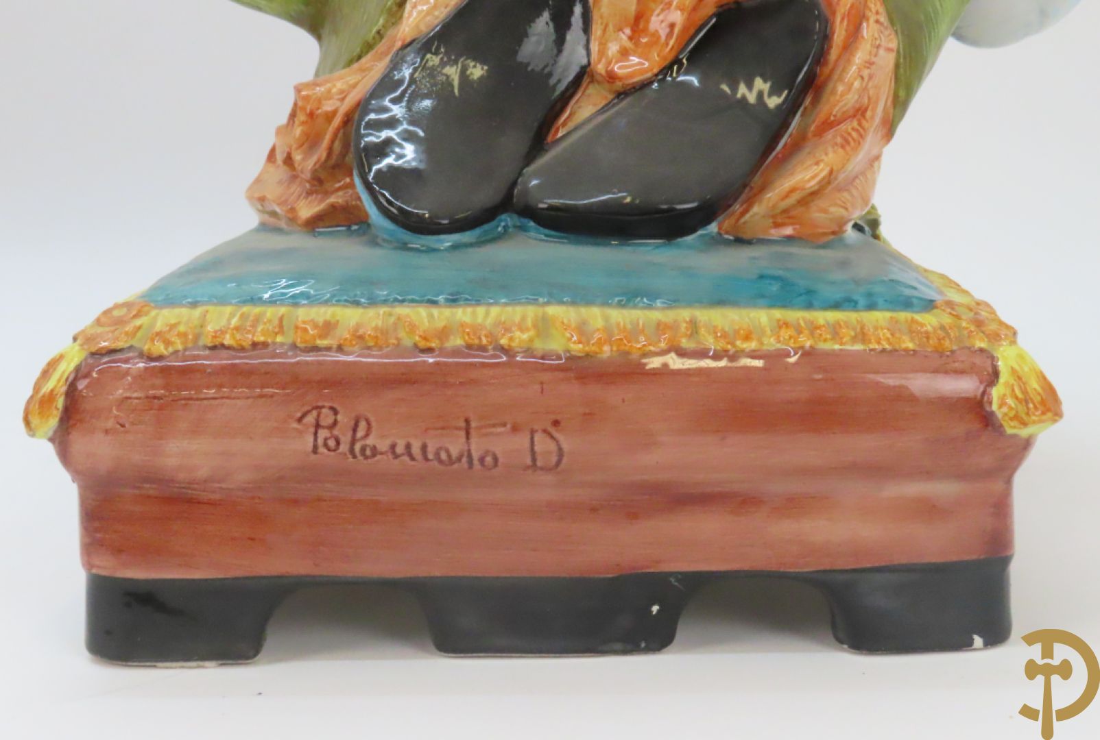 Twee Italiaanse beelden van oosterse dame met bloemen, getekend achteraan Polouioto en oosterse man met snaarinstrument in meerkleurige faience