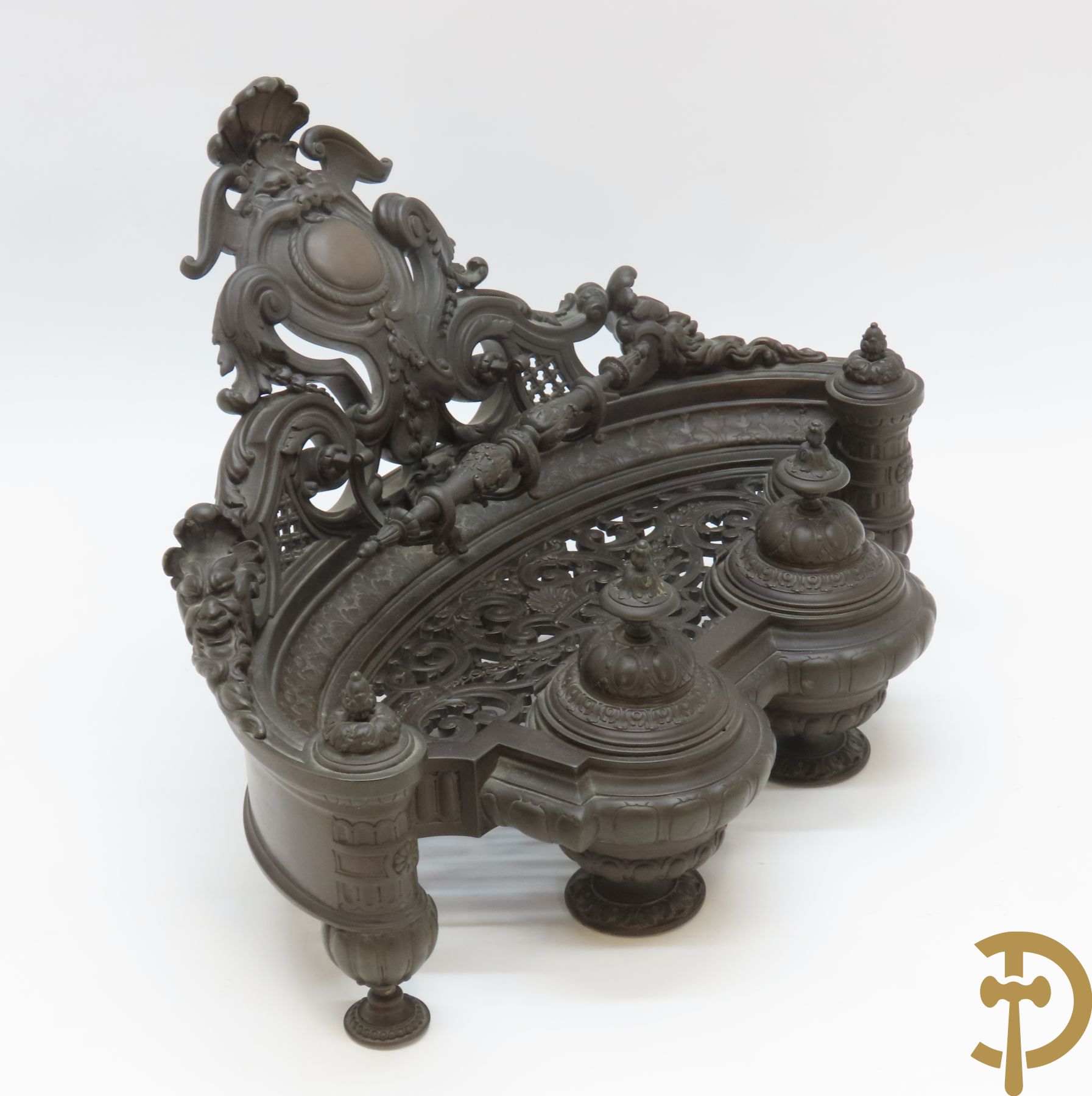 Bronzen Neo Renaissance inktstel met rocailles en bladmotieven