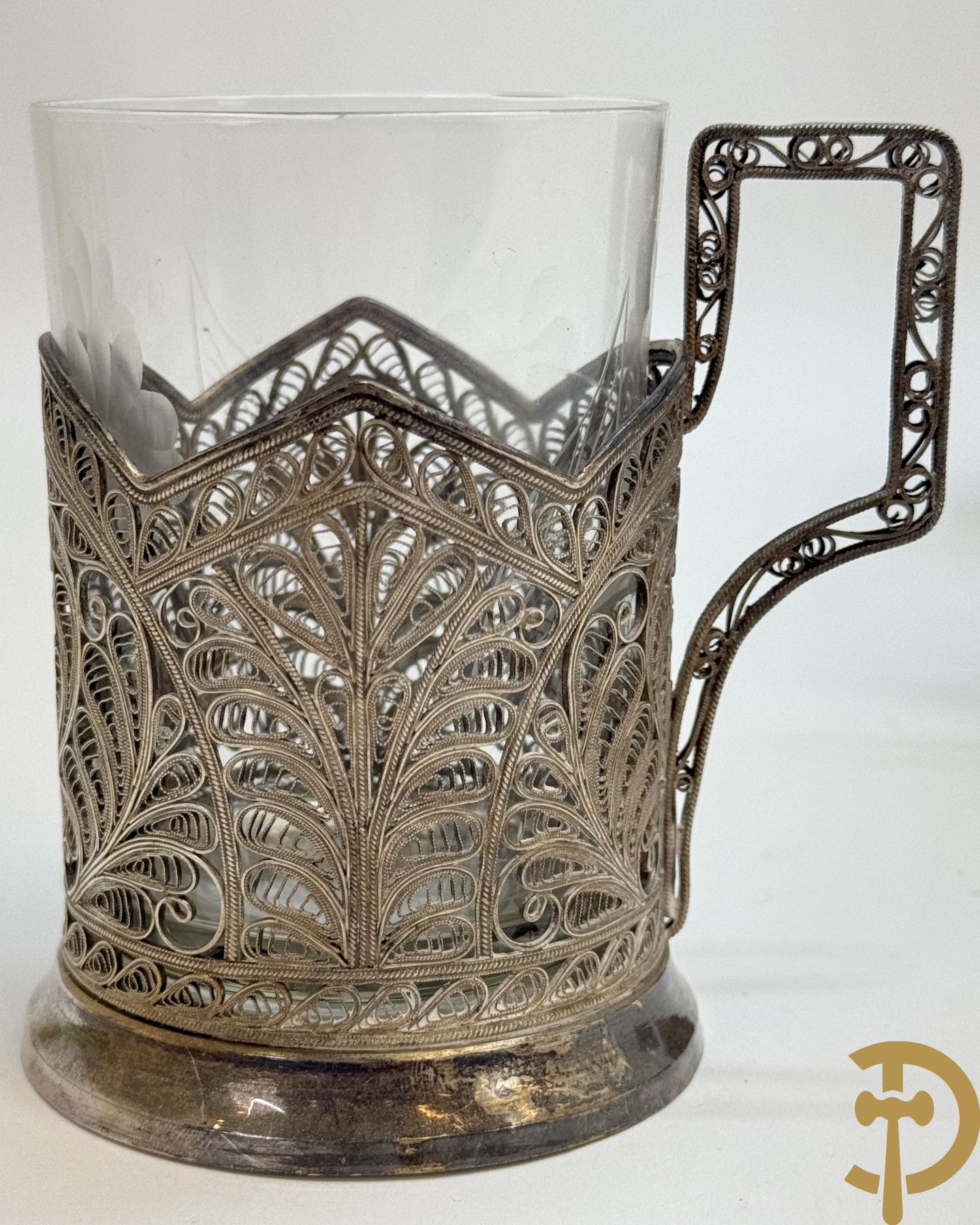 Zes verzilverde Russische theeglashouders in filigraanwerk