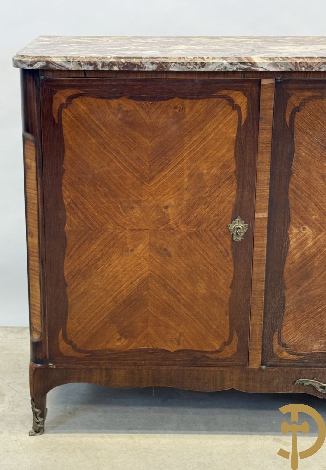 Notelaren driedeursdressoir met marmeren blad  bronzen sabots op de poten