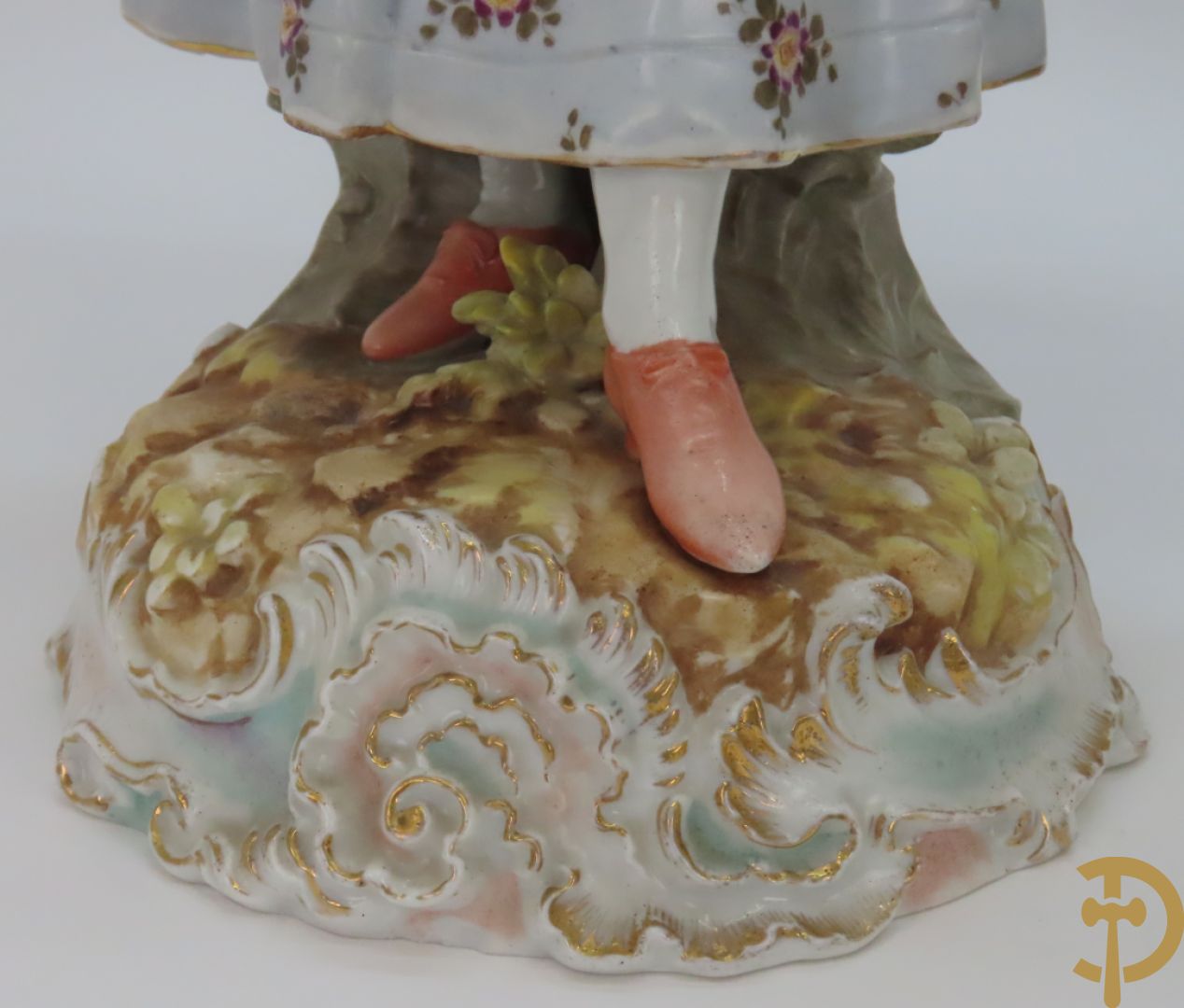 Paar meerkleurige porseleinen beelden van romantisch koppel , onderaan gemerkt