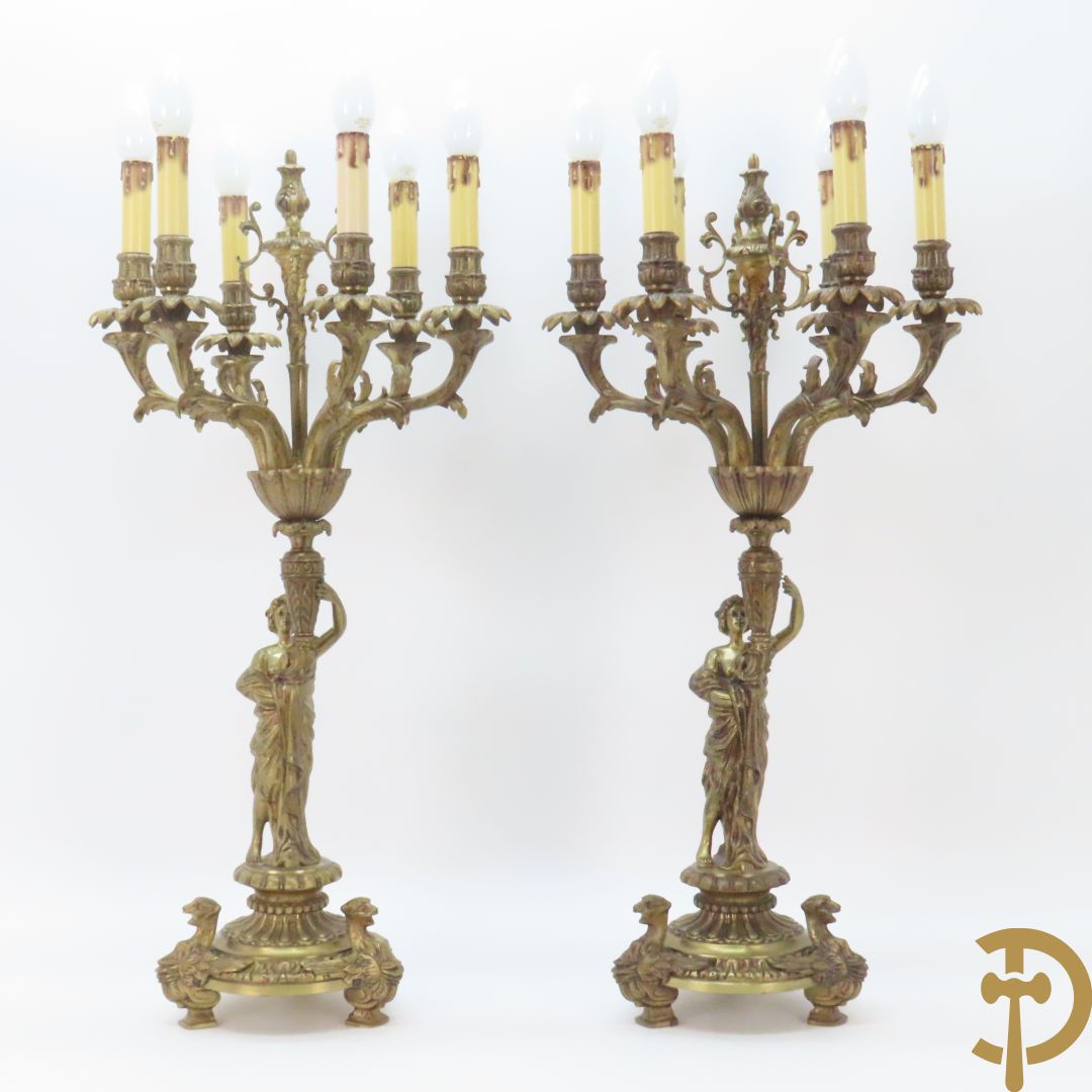 Paar bronzen kandelaars met dame houdende een toorts met 6 kaarsen