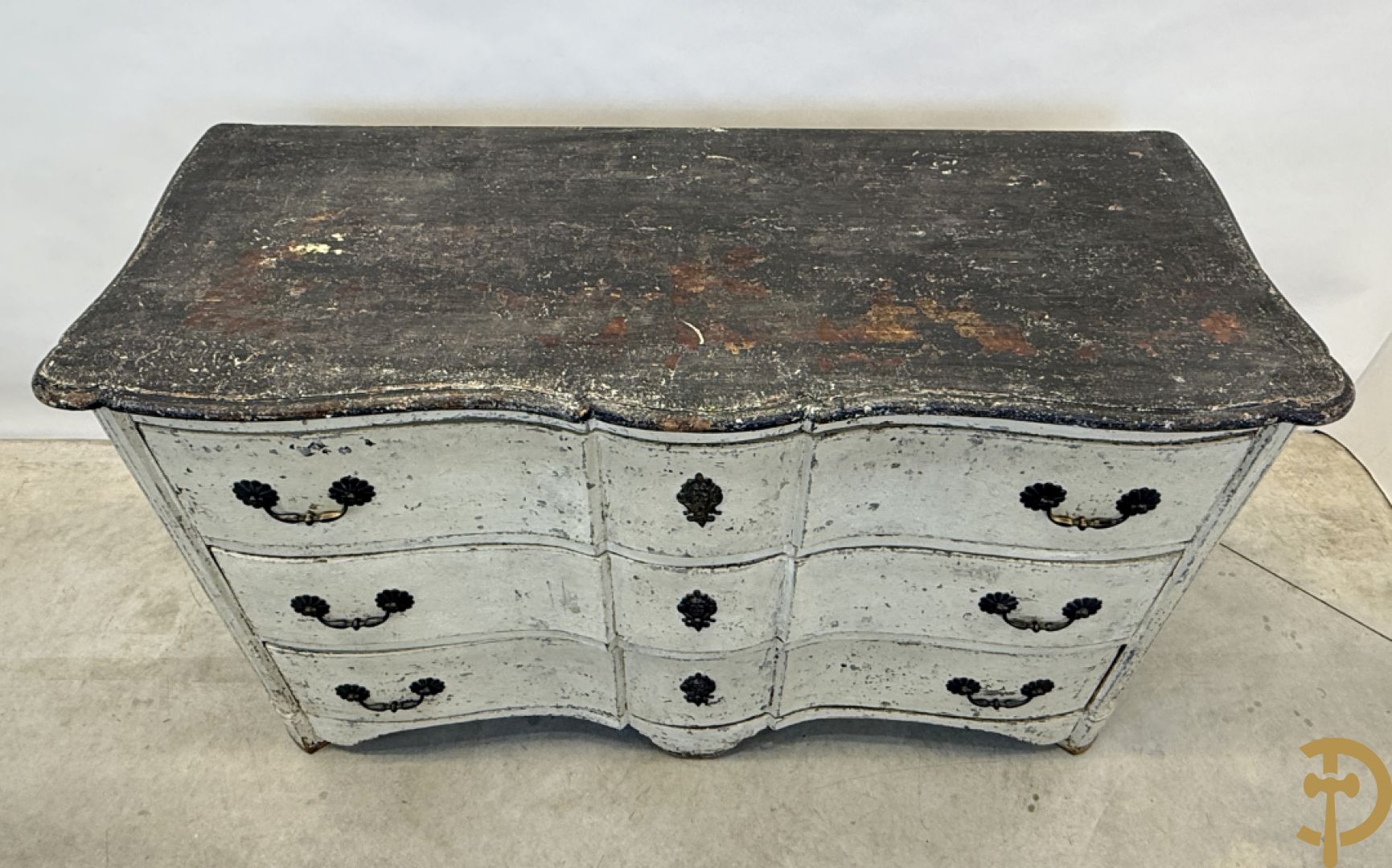 Gepatineerde 3 laden commode met bronzen trekkers en sleutelplaten