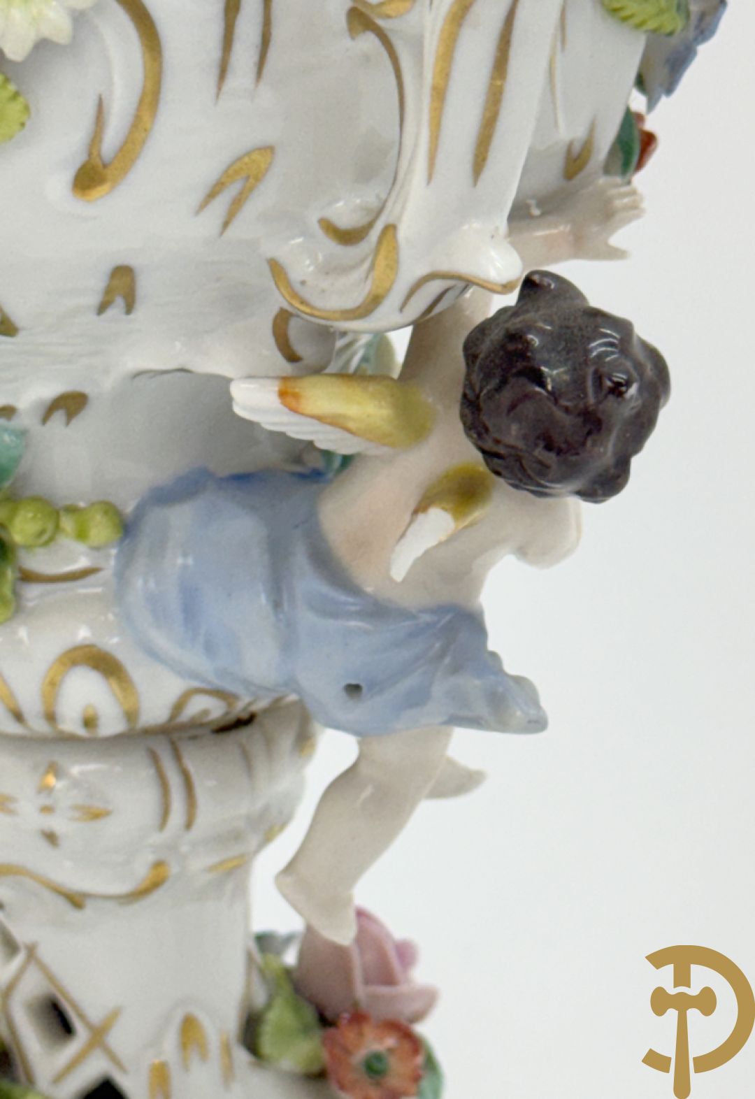 Milieu de table in porselein met bloemendecor + geajoureerde porseleinen Limoges coupe + porseleinen vaasje met cupido