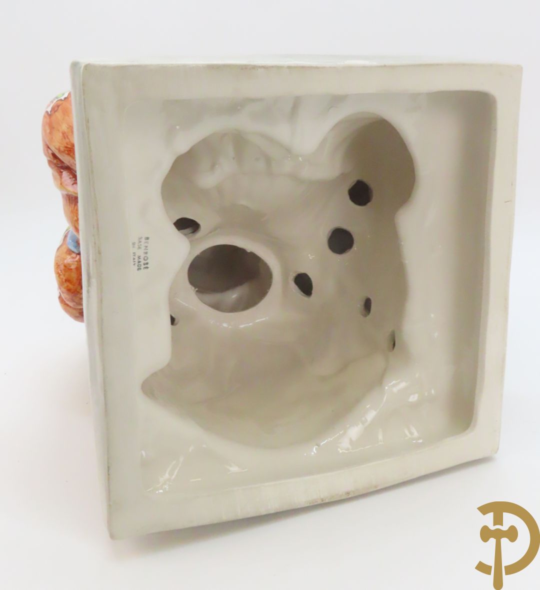 Twee Italiaanse beelden van oosterse dame met bloemen, getekend achteraan Polouioto en oosterse man met snaarinstrument in meerkleurige faience