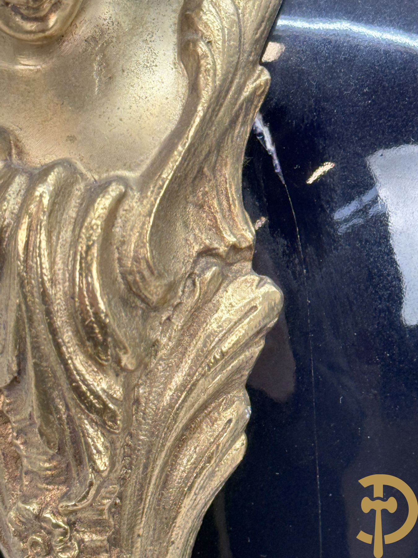 Paar Sèvres stijlvazen met geanimeerd romantisch decor, zijdelings bezet met bronzen medusahoofden, Rouly getekend