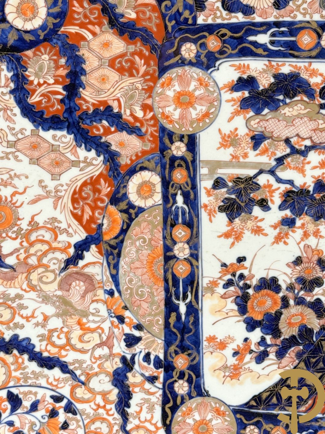 Grote Japanse Imari schotel met decor van draken, vissen en bloemen