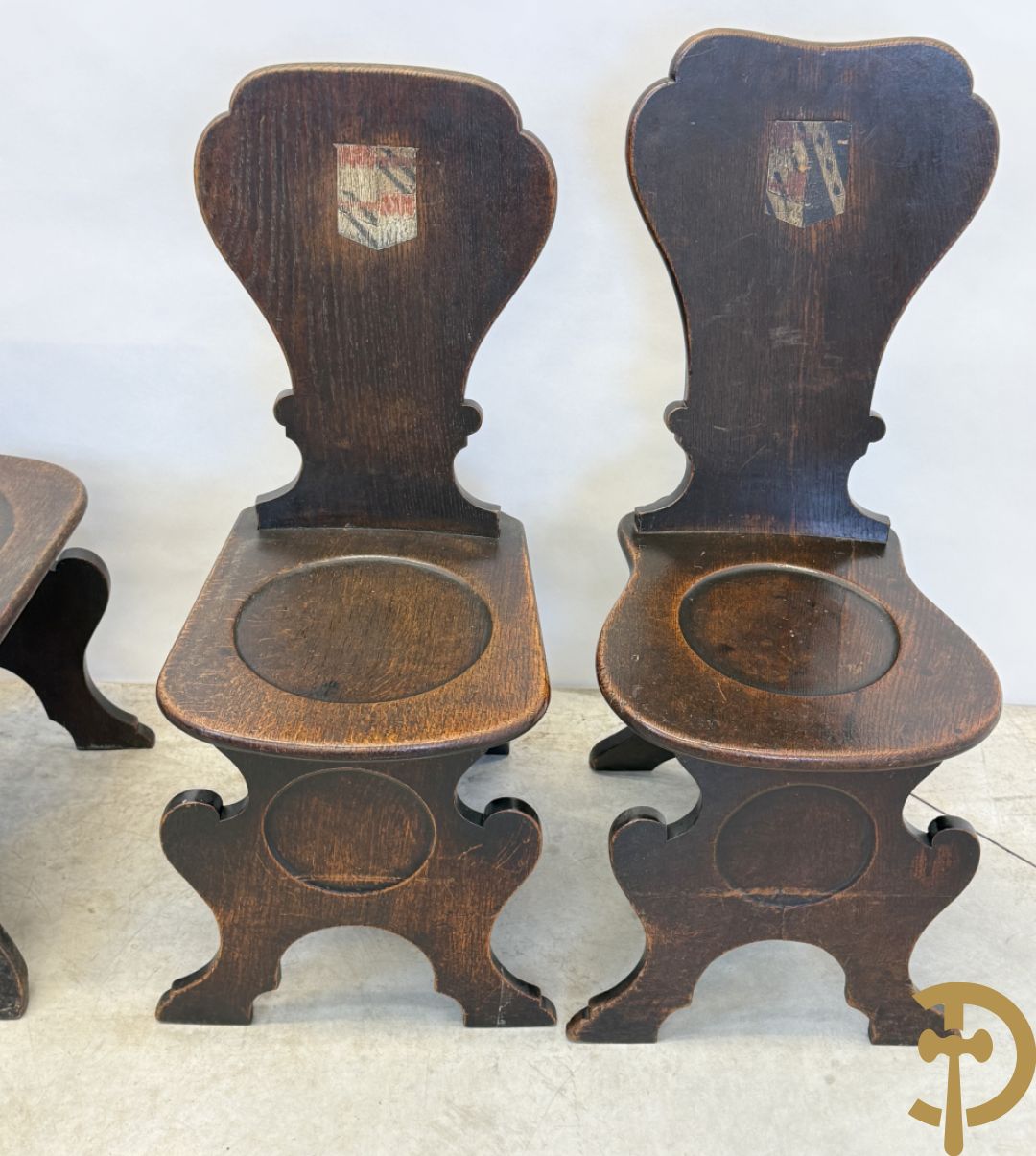 Zes landelijke eiken stoelen met beschilderde wapenschilden op de rug